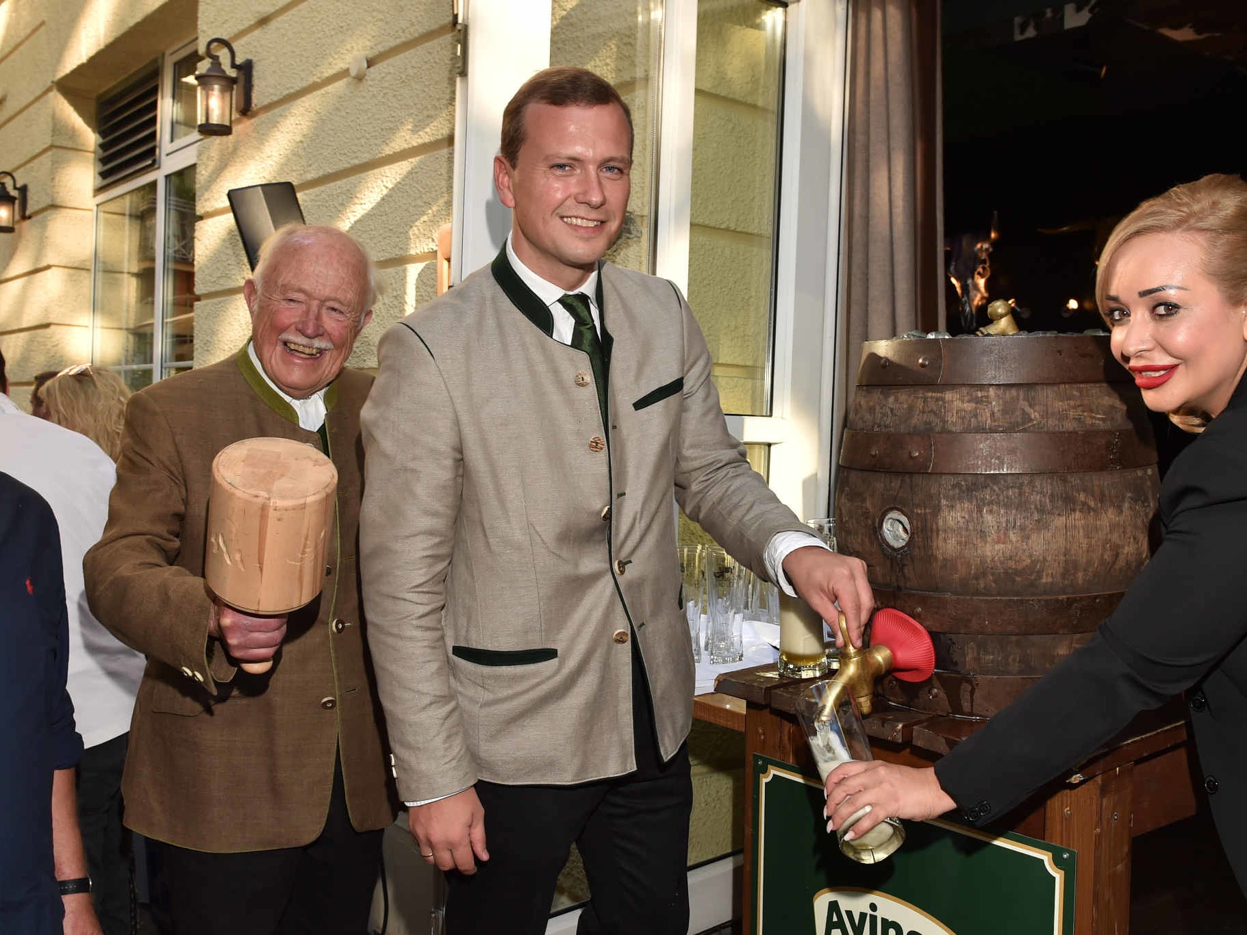 Beim Anstich: »el Gaucho«-GF Franz Grossauer, die Brauereichefs Franz Inselkammer sen. sowie Franz Inselkammer jr., »el Gaucho«-GF Michael Grossauer und Betriebsleiterin Sanaz Heep.