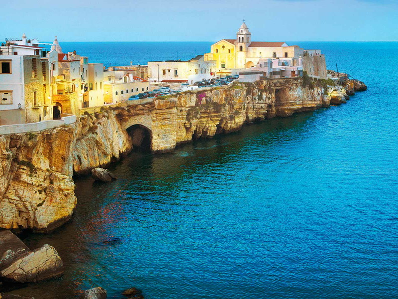 Die Altstadt von Vieste, auf Kalksteinfelsen weit in die Adria hinausgebaut, ist eine von vielen Attraktionen am Sporn des italienischen Stiefels.