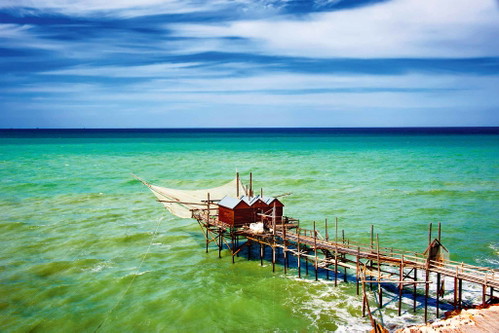 Die Trabucchi genannten Fischerhütten sind weit ins Meer hinausgebaut.