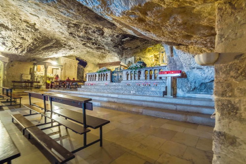 Die noch im ersten Jahrtausend unserer Zeitrechnung von den Normannen in den Fels gehauene Grottenkirche von Monte Sant’Angelo wäre schon für sich allein ein Grund, den Gargano zu besuchen.