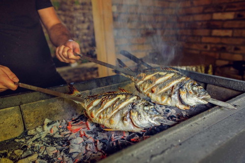 Tipp: Ganz einfach gutWenn der Fisch aus Wildfang und wirklich frisch ist, dann sind es die ganz einfachen Zubereitungsarten, die das Beste aus ihm herausholen. Über glühenden Kohlen gegrillt und mit nichts als einem Hauch Zitrone und ein paar frischen Kräutern serviert, dazu der Blick übers Meer – ganz ehrlich: Besser kann es einem nicht gehen!