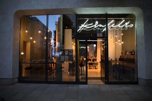 Für einen schnellen Lunch am Abreisetag passt ein Besuch in »Kinfelts 
Kitchen &amp; Wine«. Bistroküche trifft hier auf eine ausgesuchte 
Weinkarte.