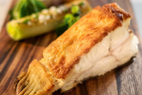 Bretonischer Angelsteinbutt an der Gräte gebraten mit Champagner, Beurre Blanc und Lauch.