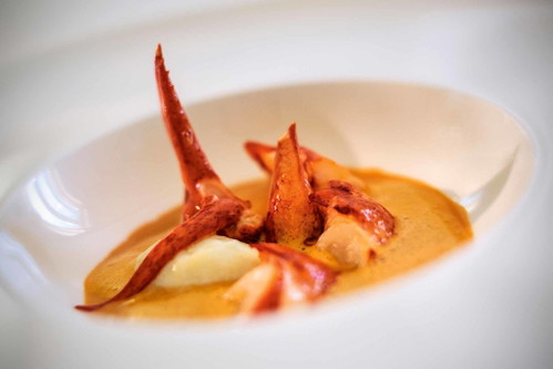 Samtsuppe vom Hummer mit Champagner und Hechtklöschen.