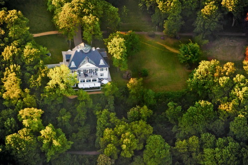 Die »Villa im Heine-Park« an der ­Elbchaussee hat ­eine ungerade Hausnummer – ­und liegt auf ­der ­Elbseite.