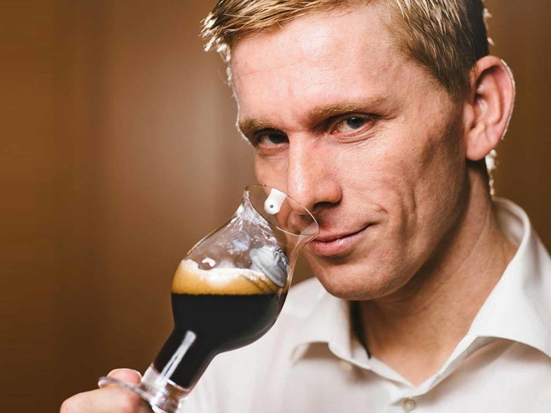 Der österreichische Biersommelier-Staatsmeister und »Budweiser Brand Ambassador« ist ein Experte für Bier- und Food-Pairings. Die Kombination von Käse und Bier begeistert ihn besonders.