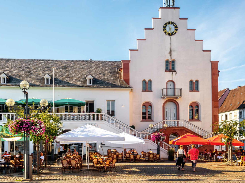 Guter Ausgangspunkt für eine Tour durch die Pfalz: der Hauptplatz von Landau.