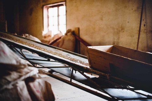 In Hofstetten erfolgte die Malzherstellung – aus ­selbst angebautem Getreide – bis vor einigen Jahrzehnten im eigenen Unternehmen. Heute läuft Malz­&nbsp; aus spezialisierten Handelsmälzereien durch die historische Mühle.