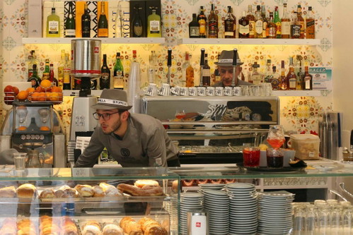 Die »Pasticceria Poppella« im verrufenen Viertel Sanità ist berühmt für ihre »Fiocco di Neve« (Schneeflocken), ein mit süßem Schlagobers gefülltes Brioche.