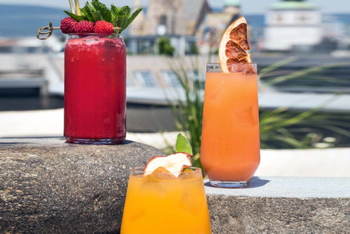 Detox-Cocktails:1. Der Säuerliche&nbsp; Himbeere, Minze, Zitrone, Soda2. Der Fruchtige&nbsp; Marille, Birne, Apfel, Holunder, Salbei3. Der Erfrischende&nbsp; Grapefruit, Apfel, Agave, Rosmarin, Soda