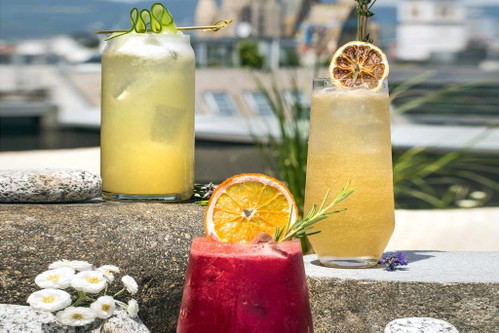 Retox-Cocktails:1. Der Gesunde&nbsp; Rick Gin Mediterranean, Vanille, Amaretto, Limette, Rote Rübe, Karotte2. Der Einzigartige&nbsp; Austrian Organic Vodka, Aquavit, Honig, Birne, Apfel3. Der Herbe&nbsp; Tauern Rye Whisky, Limette, Liebstöckel, Almdudler