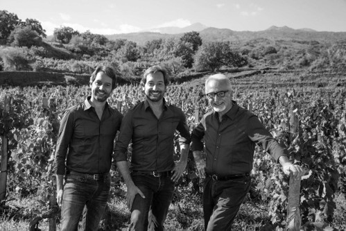 Die Geschichte von Vinicola Benanti reicht lange zurück: Bereits Ende des 19. Jahrhunderts begann die Familie mit dem Anbau. Mittlerweile hat Giuseppe Benanti Unterstützung von seinen Söhnen Salvino und Antonio.
