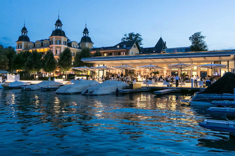 Restaurant »Seespitz« mit dem Schlosshotel Velden im Hintergrund.