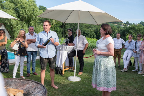 Obmann Stefan Krispel spricht über die neue Eruption-Vulkanlandflasche.