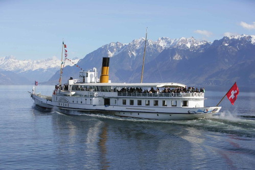 Bis zur gegenüberliegenden Seite nach Evian braucht die hübsche Belle-Époque-Fähre gut eine halbe Stunde. 