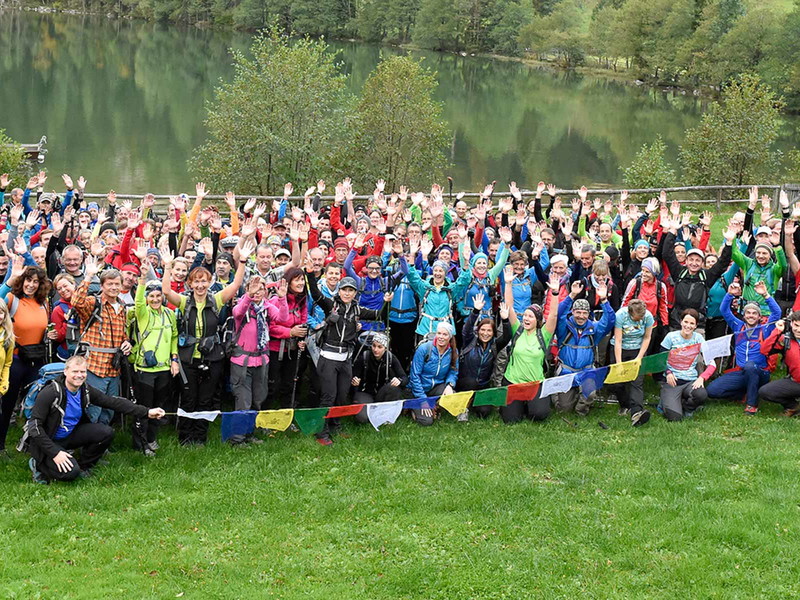 Ein Gruppenbild der 24 Stunden Wanderung für Nepal, im Hintergrund der Gleinkersee.