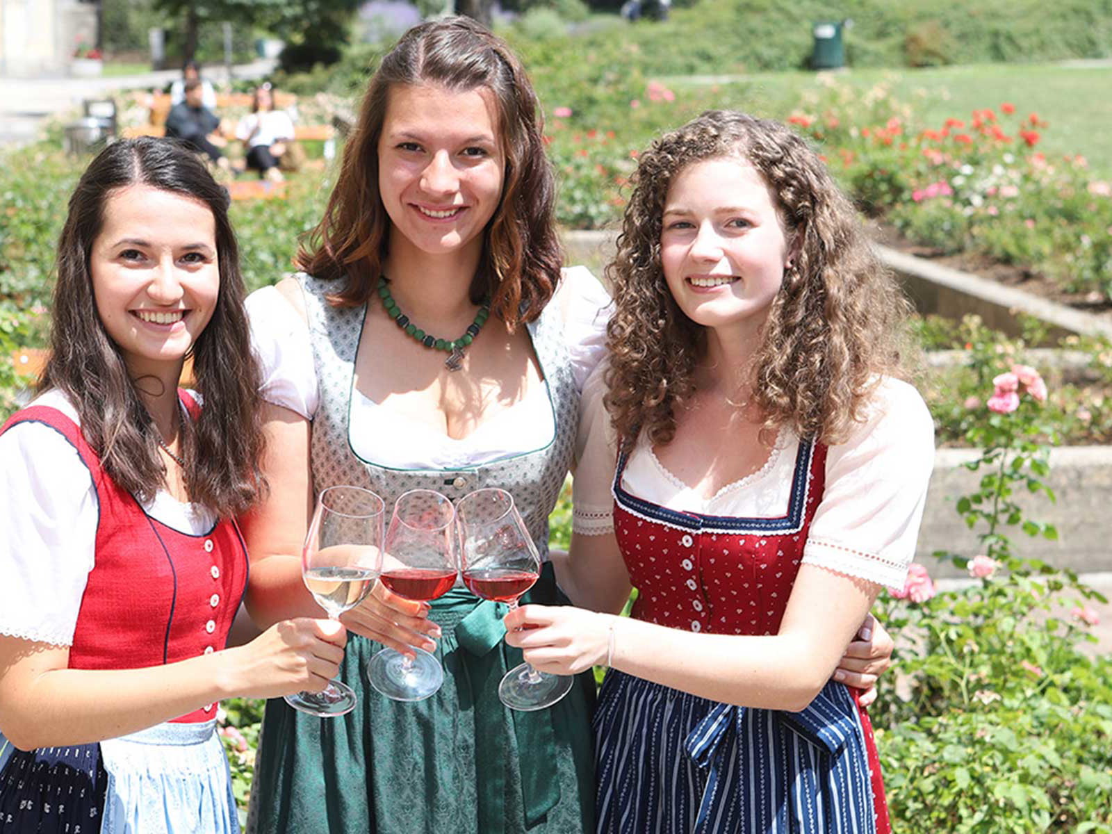 Die drei neuen Weinhoheiten: Beatrix Luttenberger, Katrin Dokter und Lisa Müller.