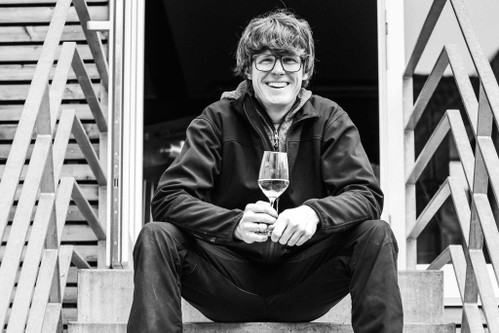 »Das Terroir an der Kleinen Kalmit ist recht homogen. Wenn man einen Pfahl in den Boden drückt, fängt es nach 30 Zentimetern an zu knirschen. Das ist der Kalk.« Sven Leiner, Weingut Leiner, Ilbesheim