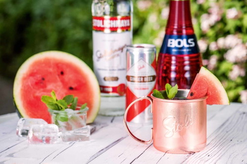 Stolichnaya heisst so viel wie «aus der Hauptstadt kommend». Die Rohstoffe (Weizen und Roggen) der meistkonsumierten Wodkamarke der Welt stammen aus der Region Tambow in Russland.