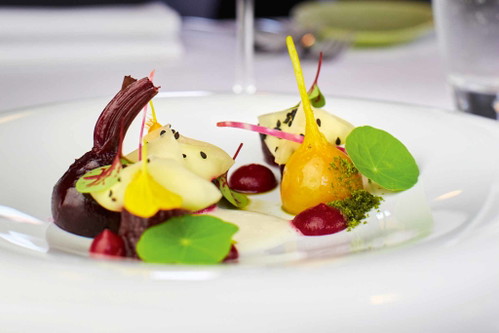 Variation von Beete und Ziegenkäse mit Holunderblüten-Dressing im »Zur Krone«.