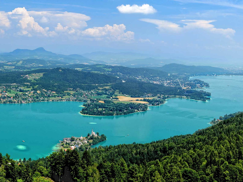 Der Wörthersee schimmert in seiner markanten, türkisblauen Farbe. 