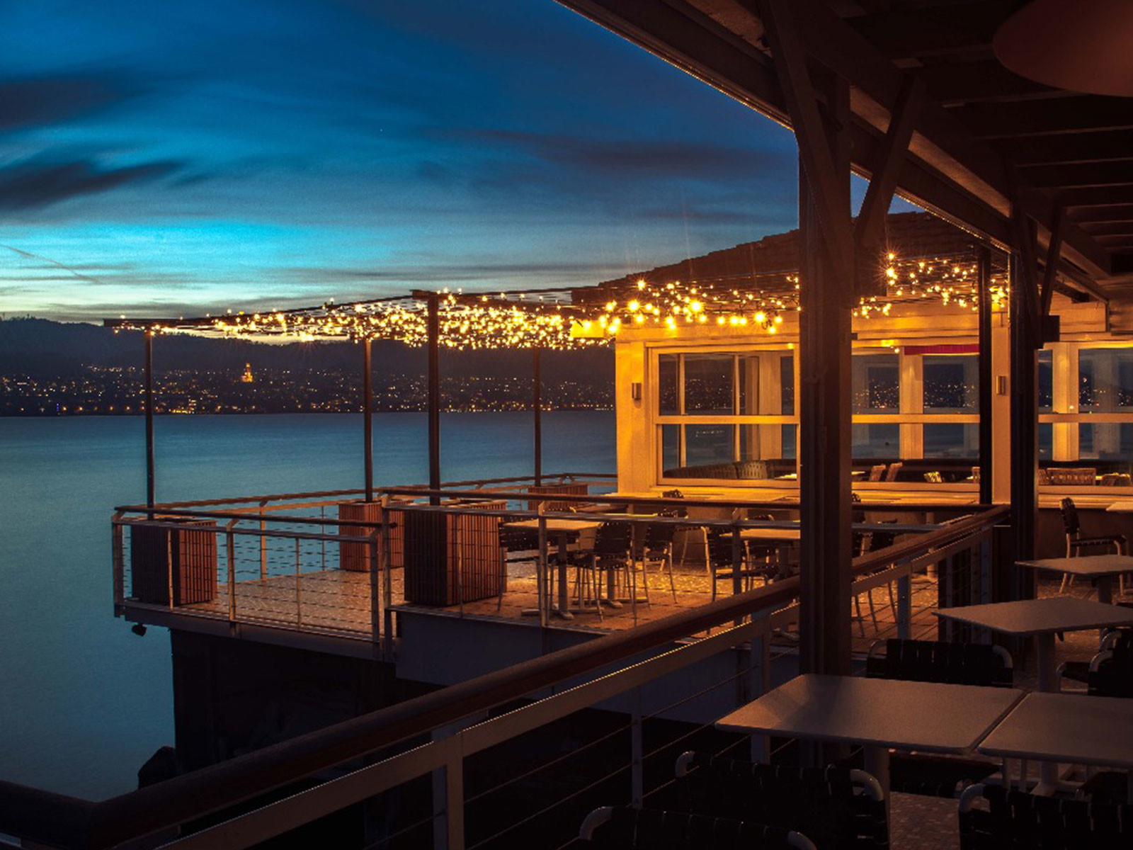 Die Sonnenterrasse des «Seehaus» liegt direkt über dem Zürichsee.