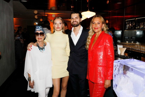 Jimi Blue mit seiner Oma Bärbel Wierichs, Schwester Cheyenne und Mutter Natascha Ochsenknecht.