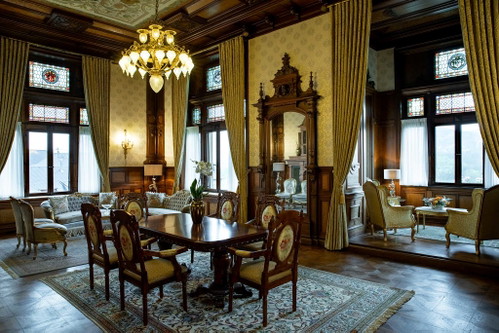 Hier kann man auf 125 Quadratmetern kaiserlich residieren. Neben dem Schlafzimmer und Whirlpool kann ein elegantes Wohnzimmer als Tagungsraum separat gebucht werden.