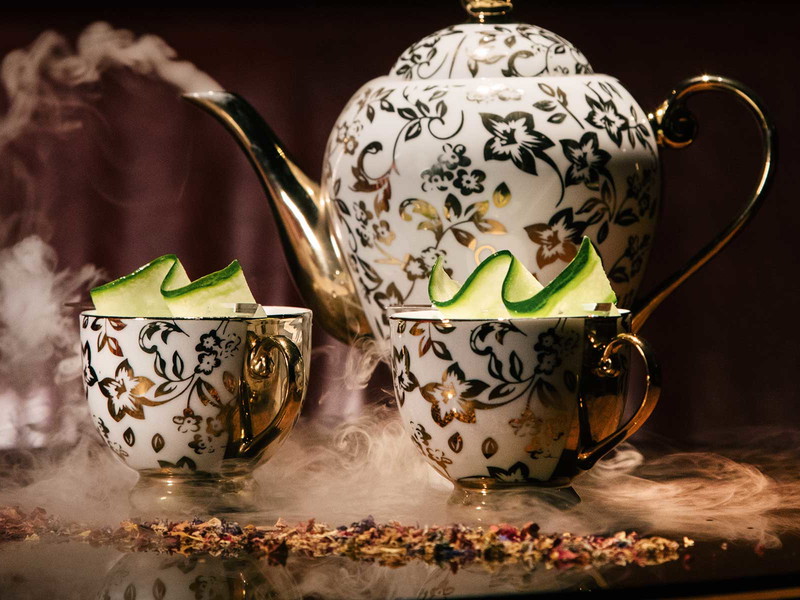 Der »G &amp; TEA FOR 2«&nbsp; ist ein spektakulär inszenierter Sharing Drink für zwei Personen und besteht aus&nbsp; Hendrick’s Gin, Vanillesirup, Milky-Oolong-Tee, Noilly Prat und Milch.