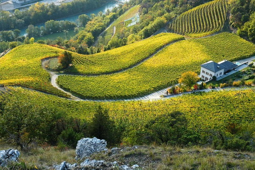 Atemberaubender Ausblick mit Rhône im Hintergrund: Das Château Lichten bei Leuk gehört zum Hause Rouvinez.