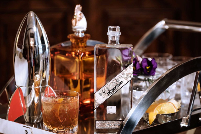 Abseits des Gewöhnlichen hat sich der hauseigene D-scovery London Dry Gin bei Kennern etabliert, die nicht bloß einen beliebigen Gin &amp; Tonic genießen wollen.