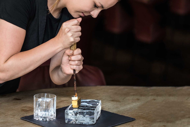 Sogar die Eiswürfel werden in der »D-bar« per Hand gefertigt. Die hohe Kunst der perfekten Eis-Zubereitung kommt aus Japan.