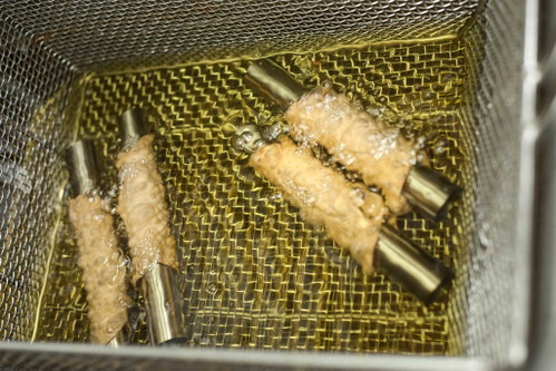 Die Röhrchen werden in heißem Öl frittiert.