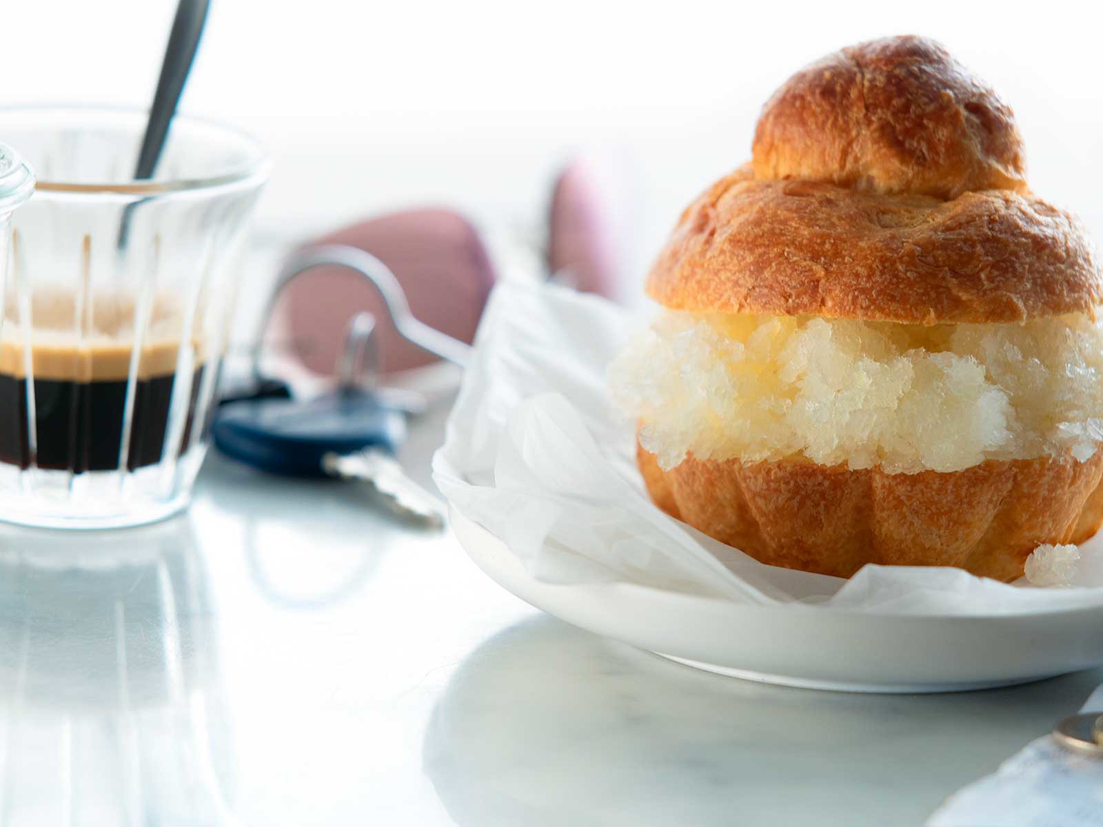 Granita und Brioche: So leicht und frisch gehen Sizilianer einen sommerlichen Tag an.