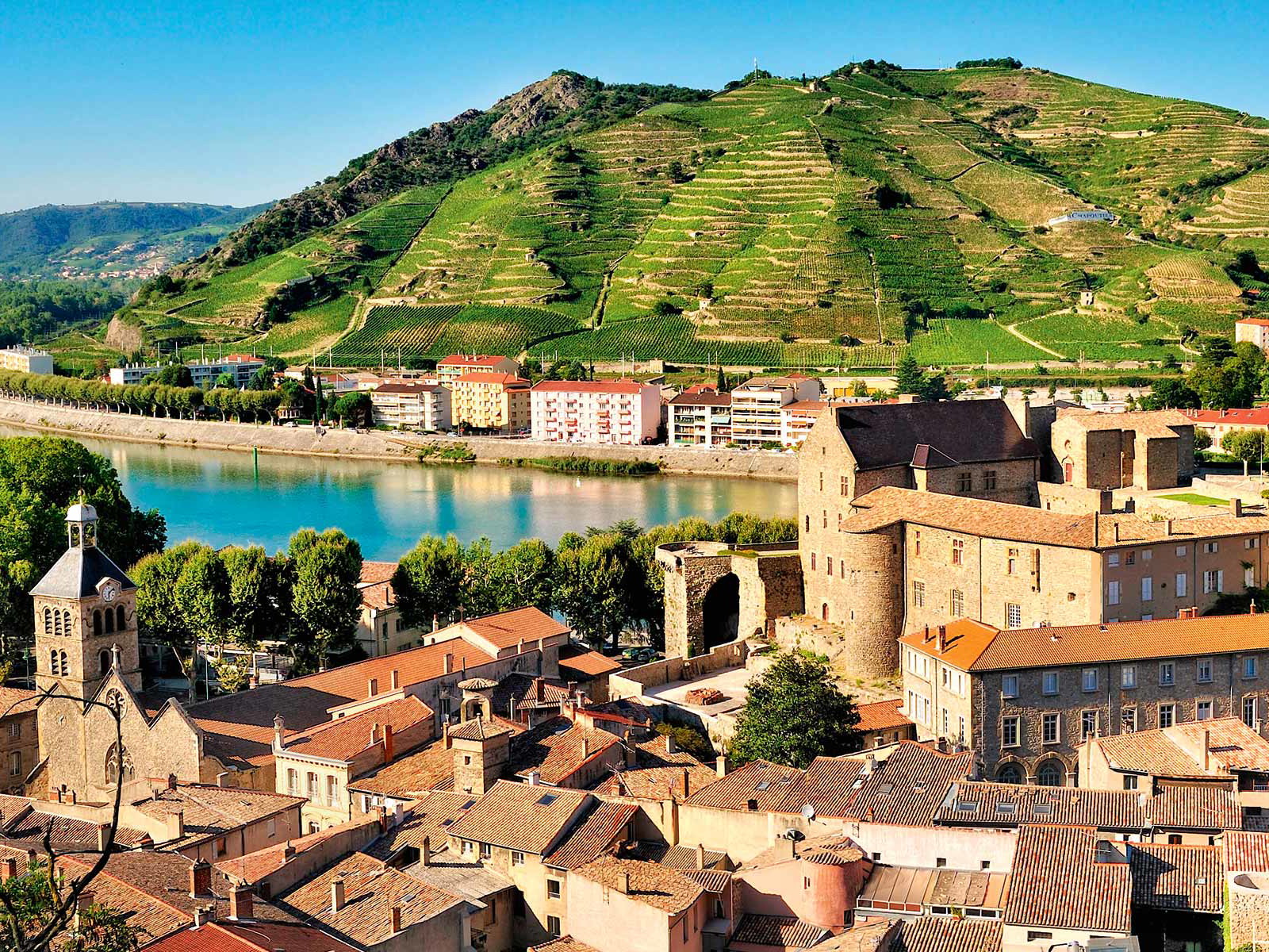 Atemberaubend: der Blick von Tournon-sur-Rhône auf die Amphitheater des Hermitage-Felsens, der berühmtesten Lage des Rhônetals. 