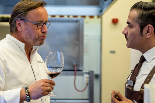 Der Wein muss passen: Bühner stimmt sich mit »Vistas«-Sommelier Nuno Pires ab.&nbsp;