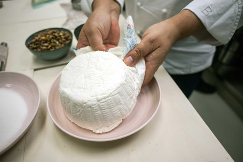 Für die Ricotta-Creme wird 1 kg Kuhmilch-Ricotta und Kristalzucker verwendet.