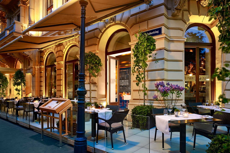 Das »Dstrikt Steakhouse« an der Ringstraße verfügt auch über Tische außerhalb des Lokals.