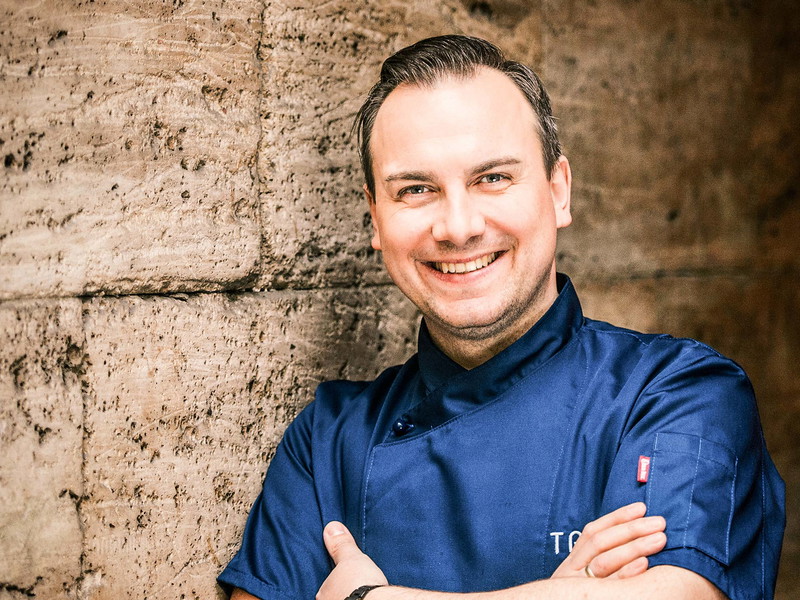 »Gäste, die zu uns kommen, möchten Produkte und ­Gerichte essen, die nicht ­alltäglich sind. Sie sind offen und interessiert«, sagt Tim Raue.