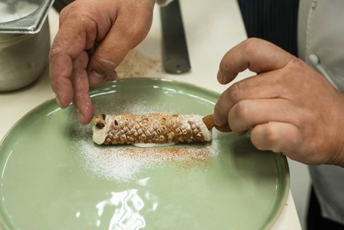 Finito! Die fertigen Cannoli werden garniert und angerichtet.