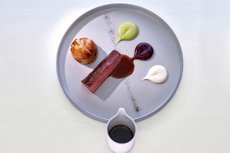 Rehbock mit exotischen Früchten, ein Signature Dish von Thomas Bühner.