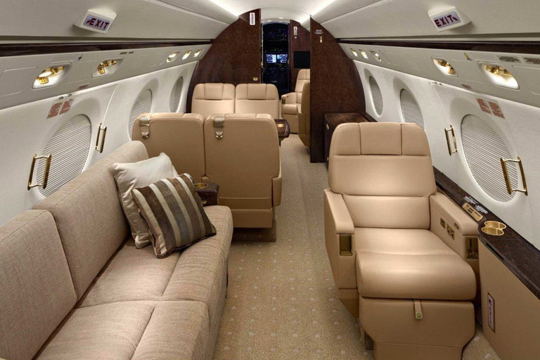 Der Hektik entfliehen: Mit erstklassigem Service und einem Glas Champagner wird bereits der Flug Teil des Urlaubs. Und auch für Geschäftliches bleibt die Ruhe, die es braucht.