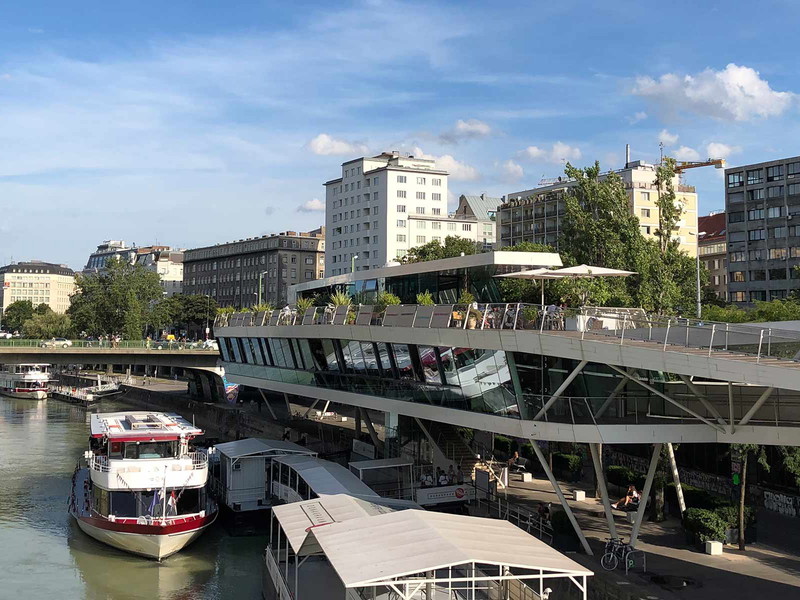 Blick auf den Donaukanal, die Anlegestelle des Twin-City-Liners und das »Motto am Fluss«