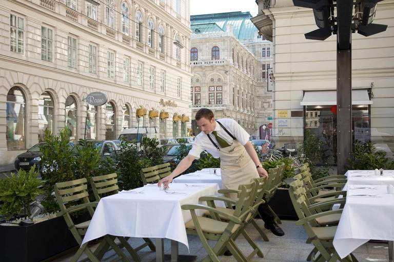 »Plachuttas Gasthaus zur Oper«.