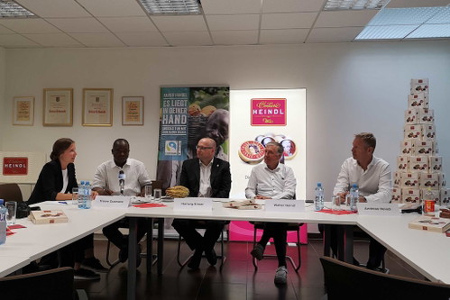 Die Heindl-Pressekonferenz mit Kakaobauer Traore Ousmane (mit Dolmetscherin), Hartwig Kirner von Fairtrade Österreich und den Zuckerbäcker-Brüdern Walter und Andreas Heindl (v.l.n.r.).