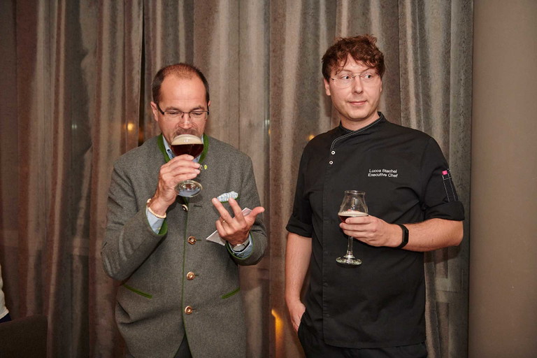 Walter König vom Bayerischen Brauerbund und Lucca Stachel, Executive Chef Steigenberger München.