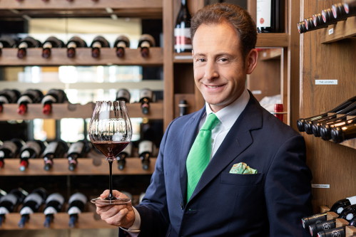 Maximilian Riedel mit einem Riedel Performance Pinot Noir Glas.