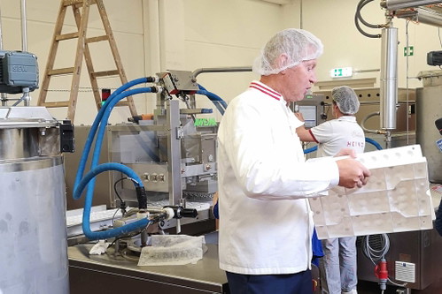 Für die Pralinen werden zwei Kammern separat befüllt und anschließend zusammengesetzt. Das garantiert auch weiterhin die Schönheit der Kugeln – ein Punkt, der den Zuckerbäckern sehr wichtig ist.