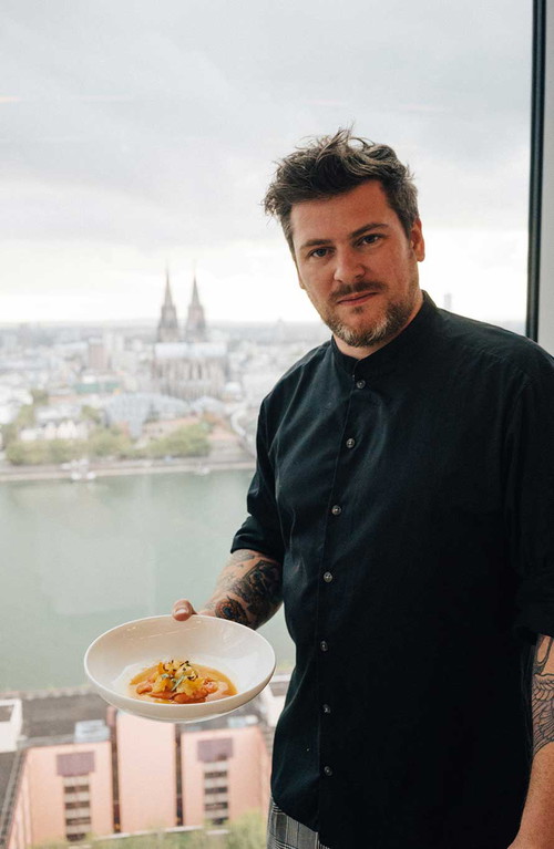 1. Gang »maiBeck für dich« und »Ox &amp; Klee« Jan Maier, Tobias Becker und Daniel Gottschlich Lachsforelle von Denis Hahn / ungestopfte Gänseleber / Spaghetti-Kürbis / Herzblattsalat
