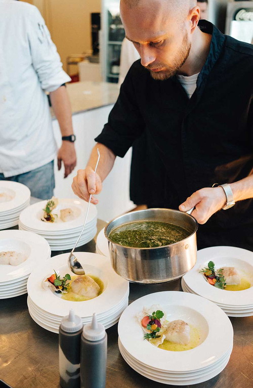 2. Gang »Restaurant Gut Lärchenhof« und »Restaurant Maximilian Lorenz« Torben Schuster, Enrico Hirschfeld und Maximilian Lorenz Gedämpfter Zander / gepickeltes Gemüse / Sud von Eifler Tomaten und Nektarinen